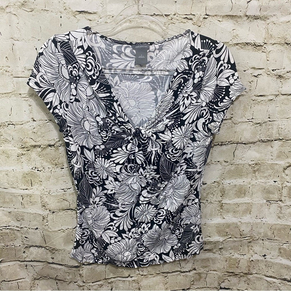 Ann Taylor Black White Floral V Neck Soft Ruched Short Sleeve Top